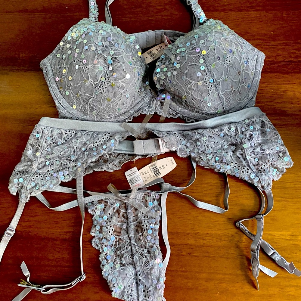 NWT Victoria’s Secret Bra, Thong & Garter set 34C